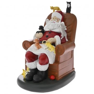XMAS RESIN SANTA ON SOFA 19x22x28CM