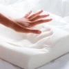 Viscoelastic memory foam pillow with ergonomic design 48x29x9cm.