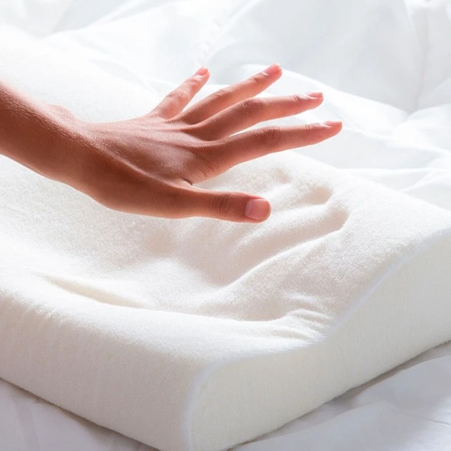 Viscoelastic memory foam pillow with ergonomic design 48x29x9cm.