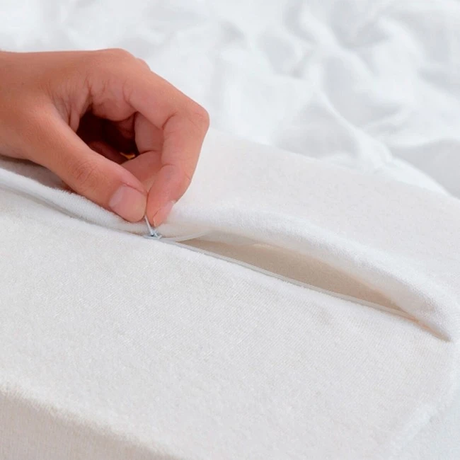 Viscoelastic memory foam pillow with ergonomic design 48x29x9cm.