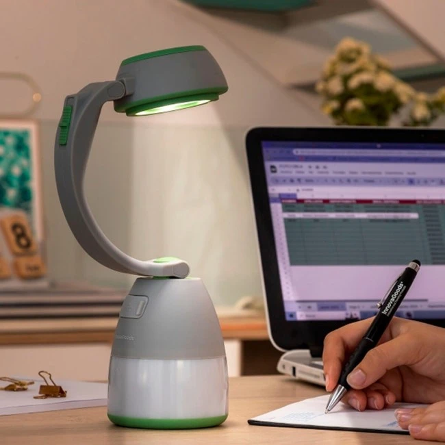 Rechargeable multifunctional flashlight for camping 8.5x15.5x13cm.